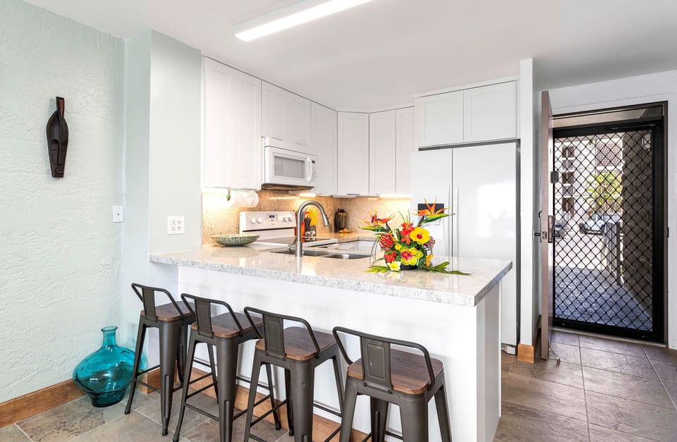 Well-equipped kitchen with breakfast bar