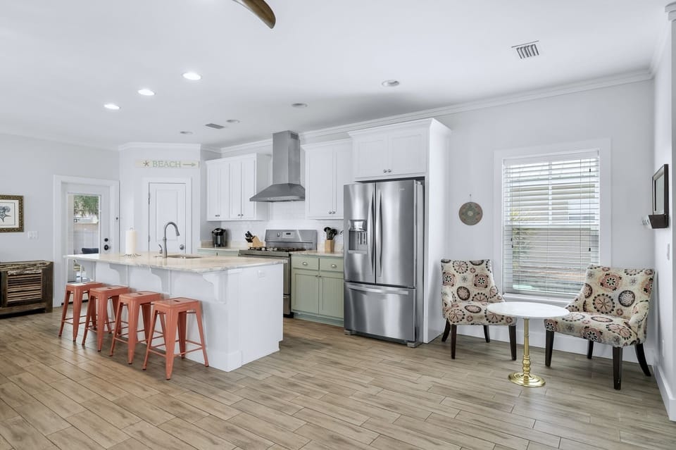 Fully equipped kitchen with bar area - Seats 4