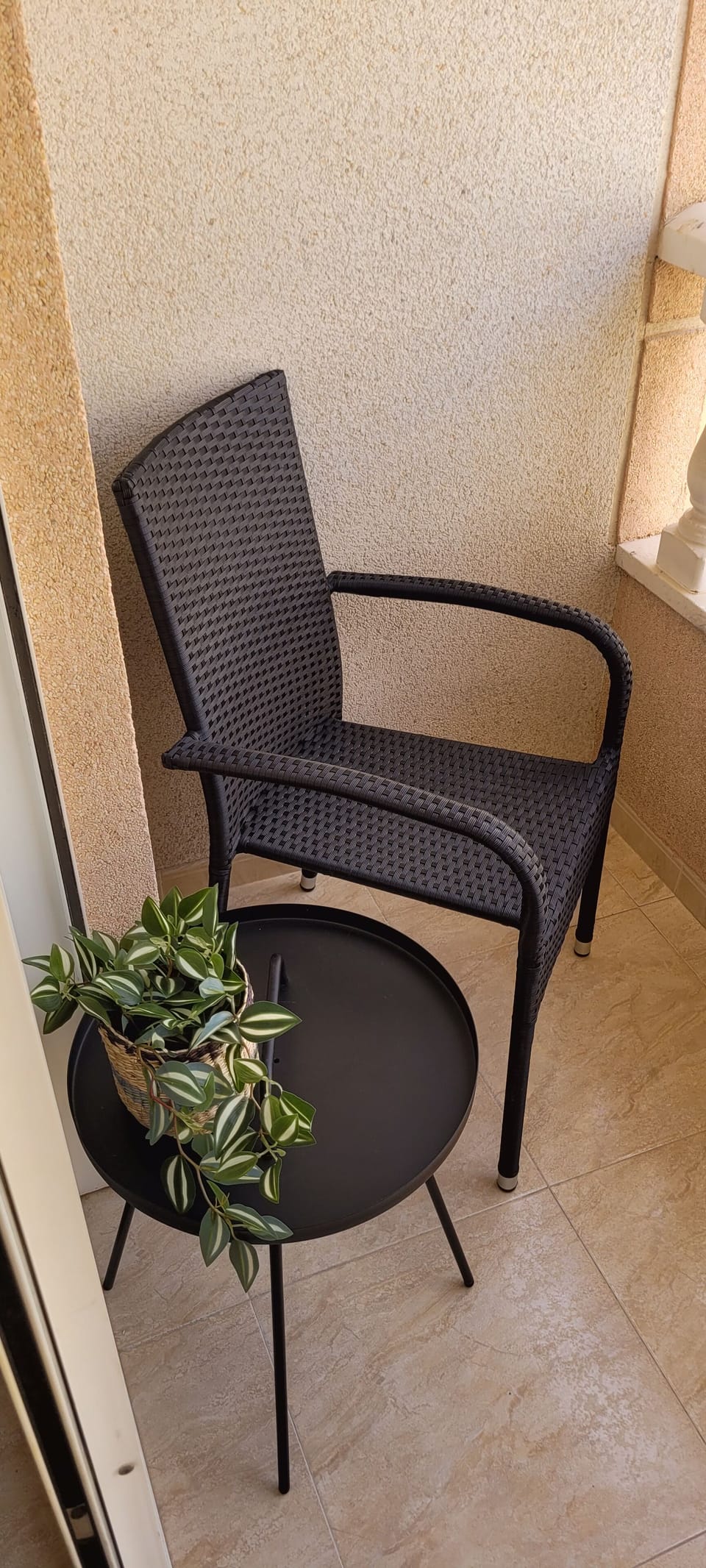 Cozy balcony on the streetside, ideal to enjoy a morningcoffee.