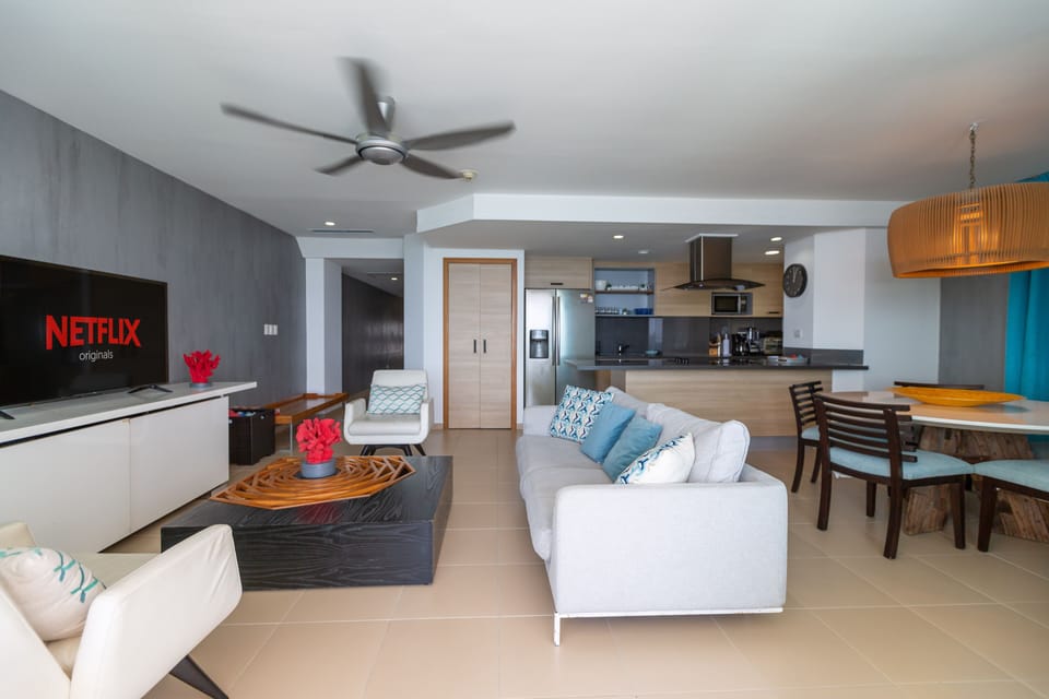 Cozy living room with fully equipped kitchen, Smart TV, A/C, and dining area for 6