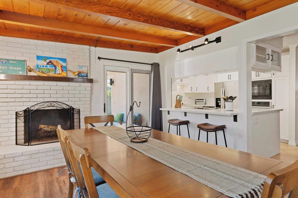 Dining area (dining table, AC, fireplace)