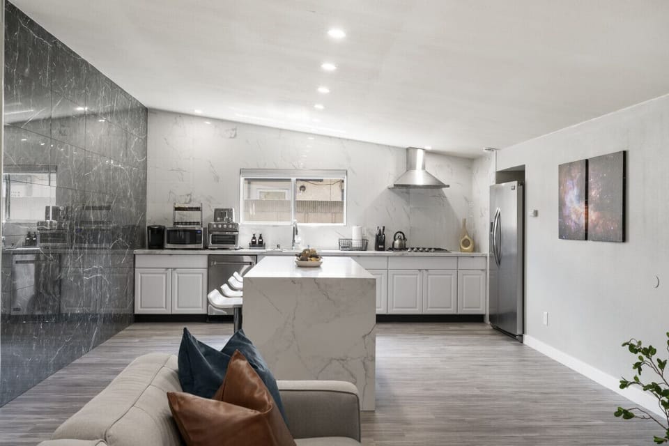 A fully equipped kitchen with bar stools—perfect for cooking, dining, and gathering! 🍳✨ Pull up a seat and enjoy.