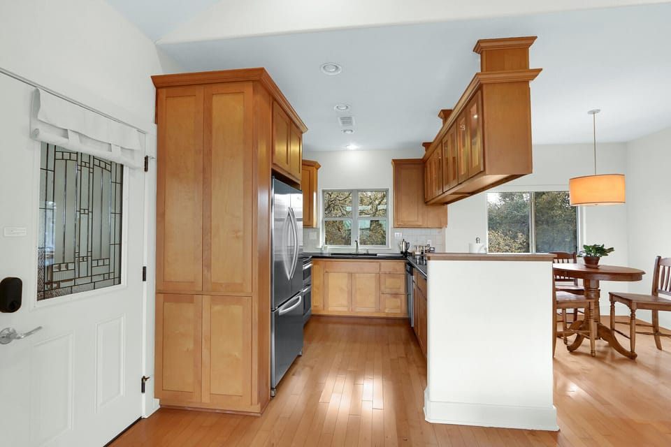 The unit has a full size kitchen