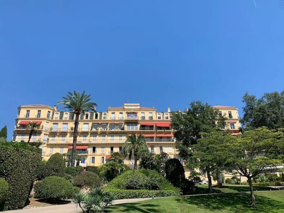The Bellevue Palace from its park