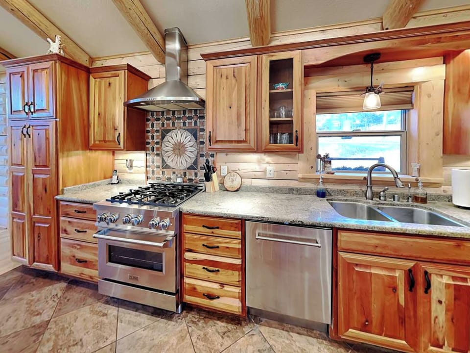 Full Kitchen - Stainless Steel Appliances