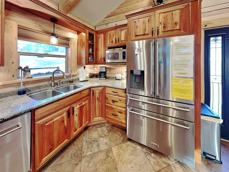 Full Kitchen - Stainless Steel Appliances