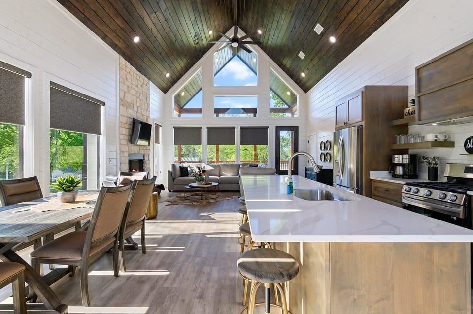 The kitchen and dining area are close so you never miss  a moment!