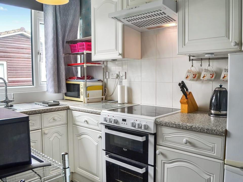 Kitchen | Yeolde Woodern Country View Seashak - Holiday Lets, Bridlington