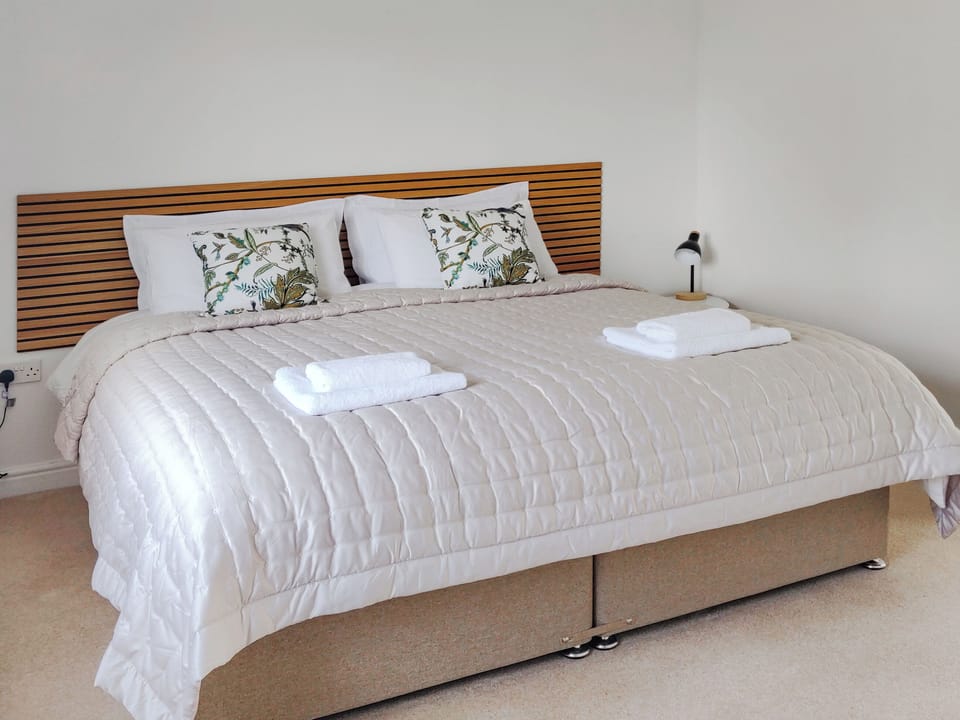 Twin bedroom made up as Zip-N-Link to create Super King size bed (on request) | The Crofts, Winsford