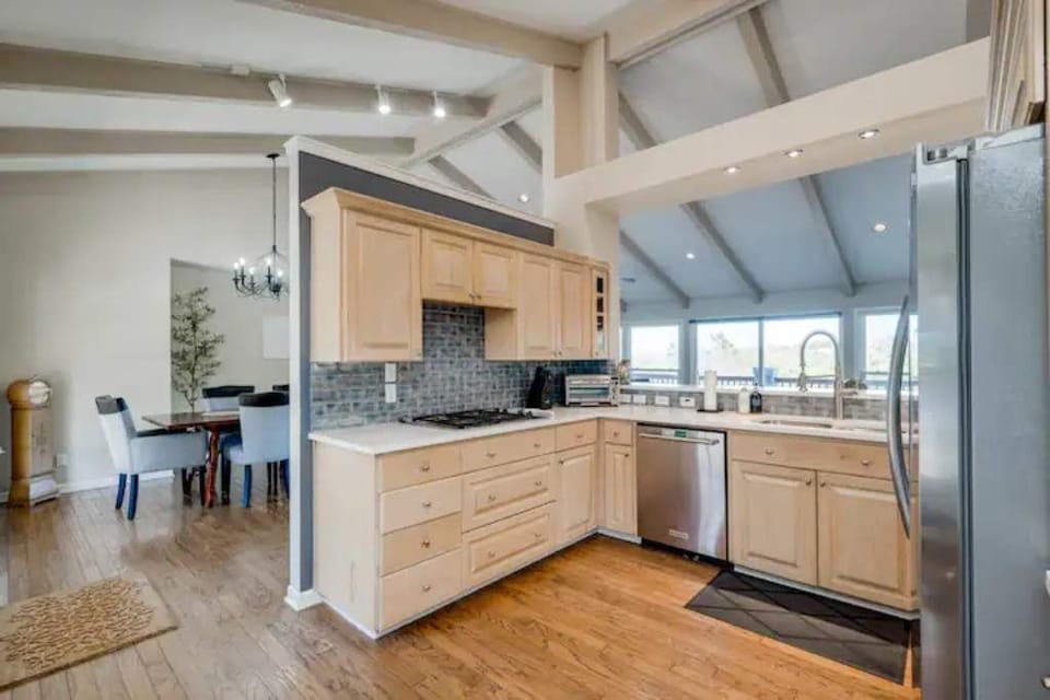 Upstairs kitchen 
