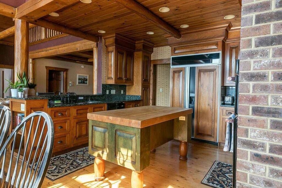 Fully equipped kitchen, bring your spices, food, and drinks everything else we should have in this kitchen.