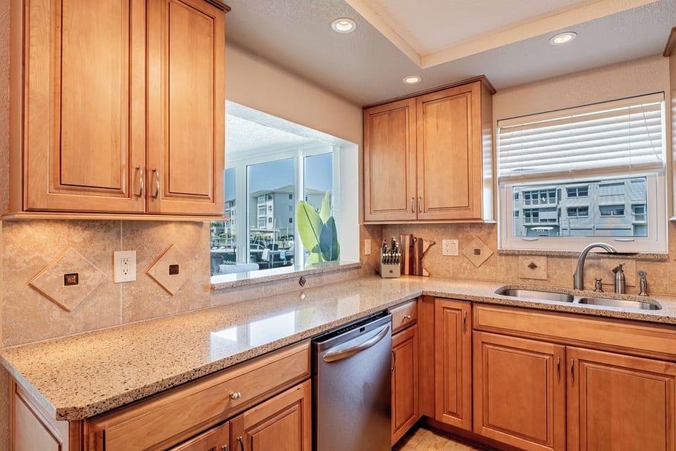 Serve coffee or cocktails from the kitchen to the Lenai 