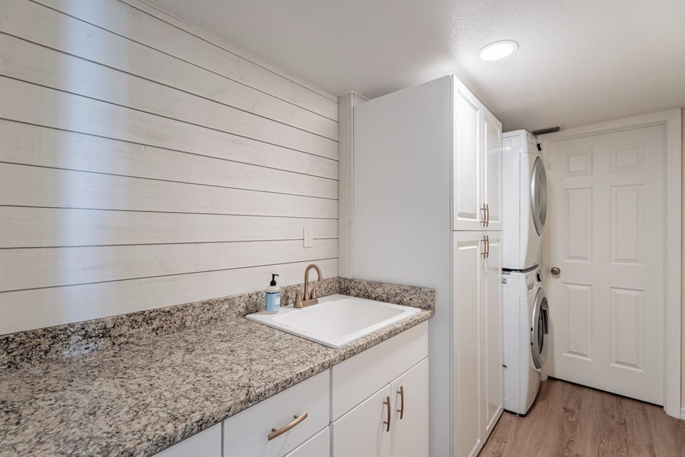 Laundry room with wash tub, and washer/ dryer