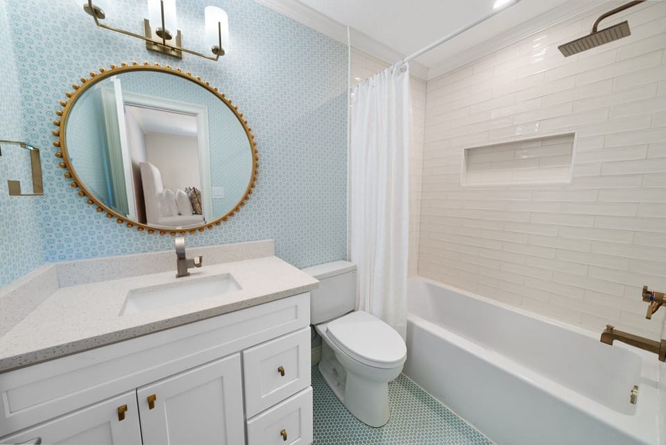 30A Hideaway | Queen en-suite bathroom