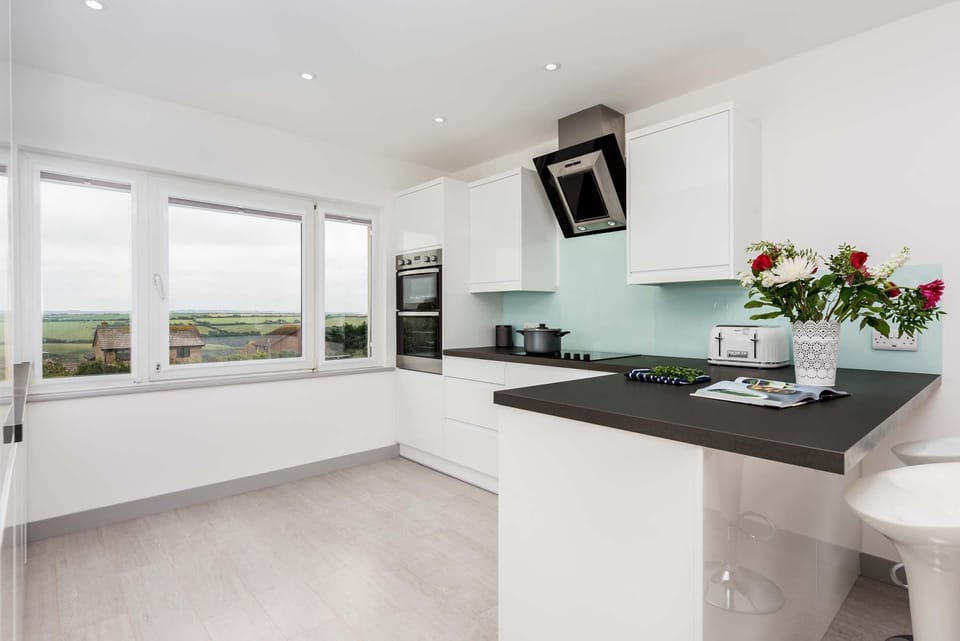 Dining room at Chi Lowen, Fistral, Cornwall, self catering with Beach Retreats.