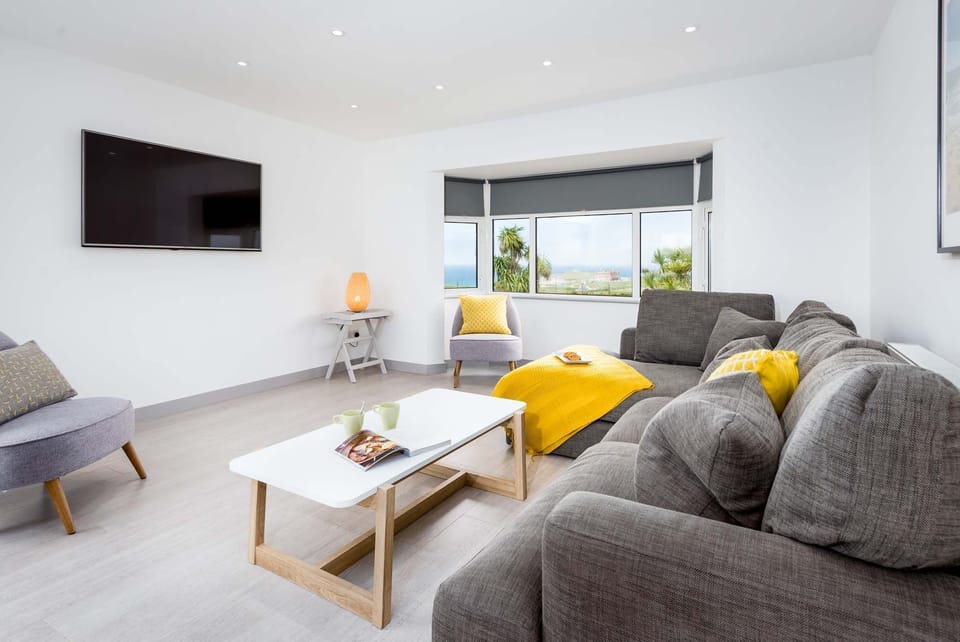 Living room at Chi Lowen, Fistral, Cornwall, self catering with Beach Retreats.