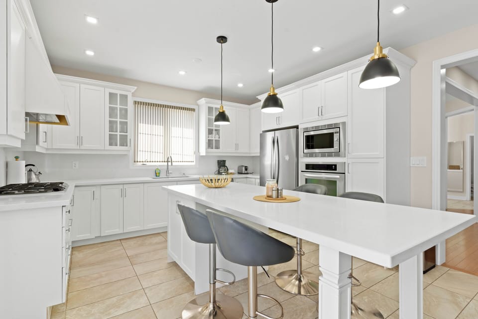 Spacious Kitchen with Centre Island 