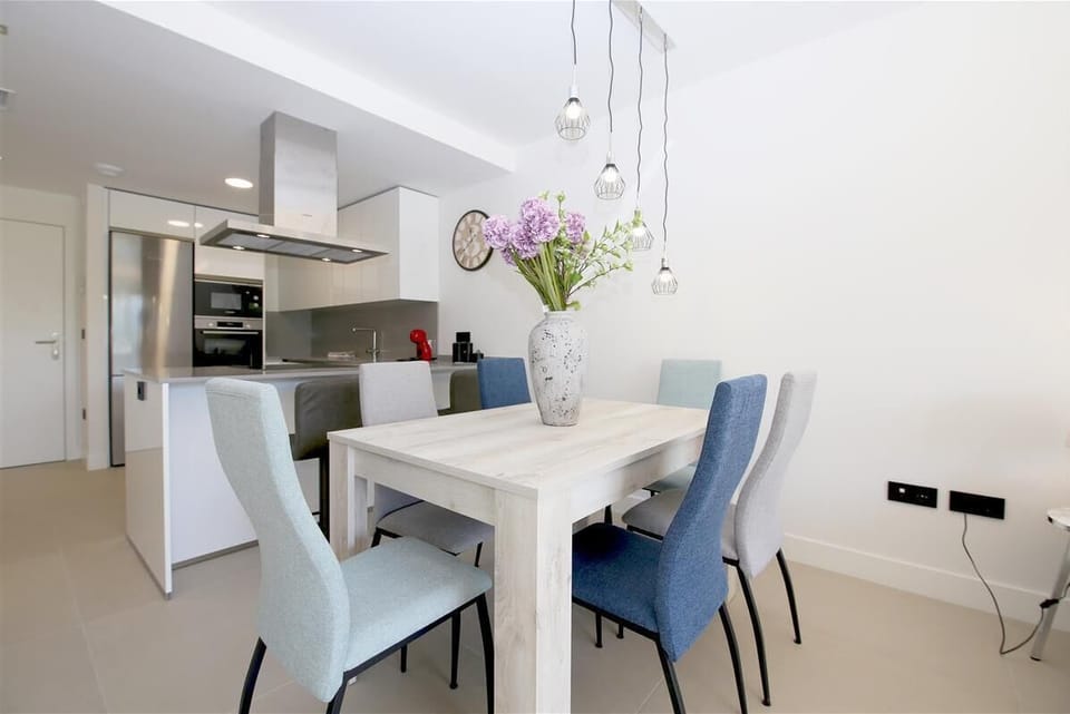Dining area with space for six guests on a side of the lounge