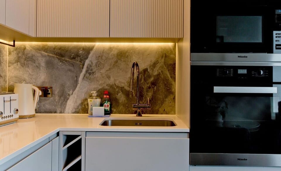 Sleek and Modern Kitchen Design