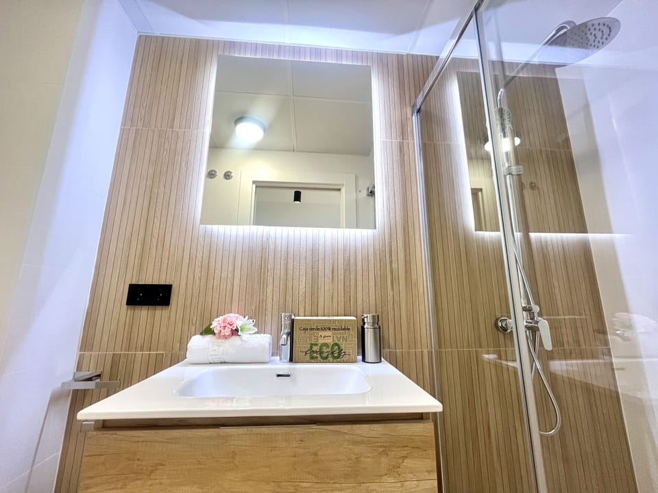 Modern and complete bathroom with spacious shower, ideal for a comfortable stay. Equipped with soft towels and essential hygiene products for your comfort.