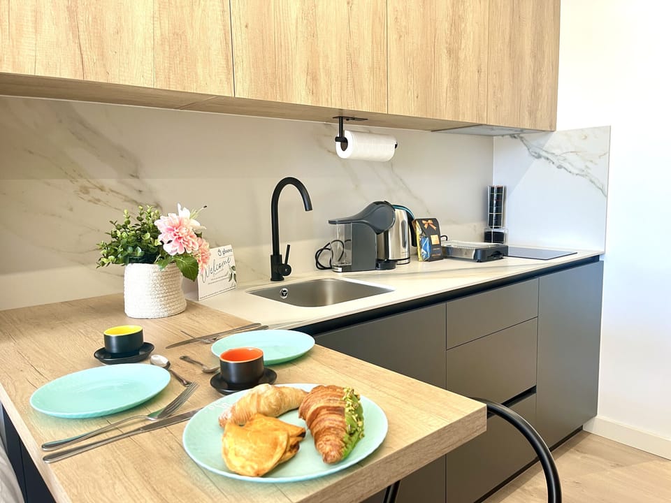 Functional and equipped kitchen: enjoy the comfort of cooking like at home.