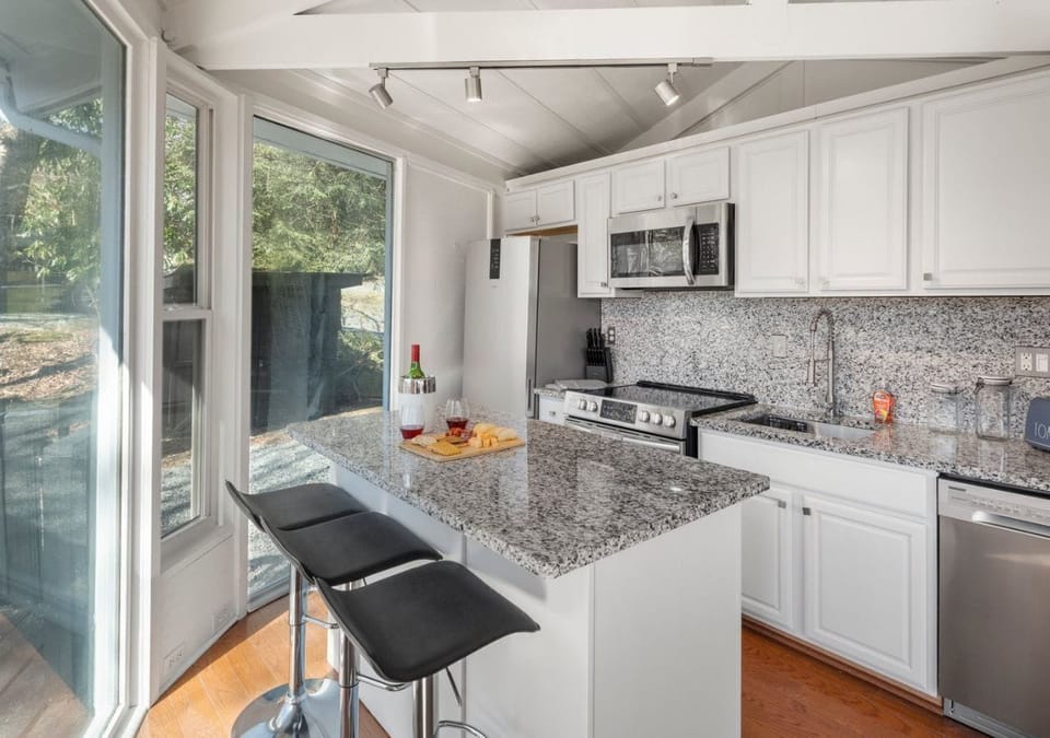  Our fully stocked kitchen has everything you need.








