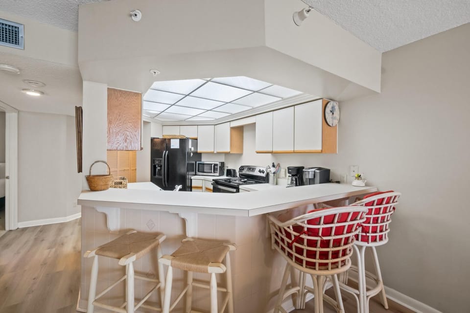 Kitchen with Breakfast Bar