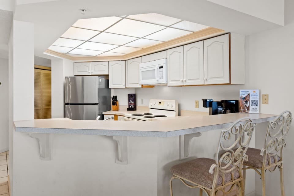 Kitchen with Breakfast Bar
