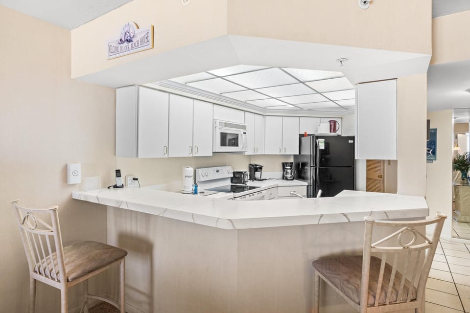 Kitchen with Breakfast Bar