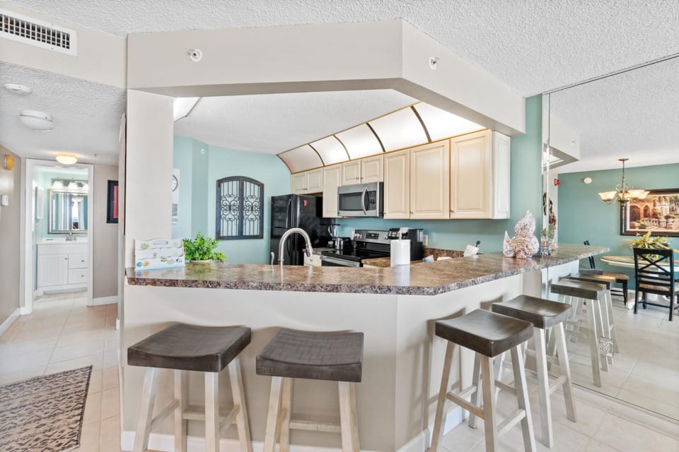 Kitchen with Breakfast Bar