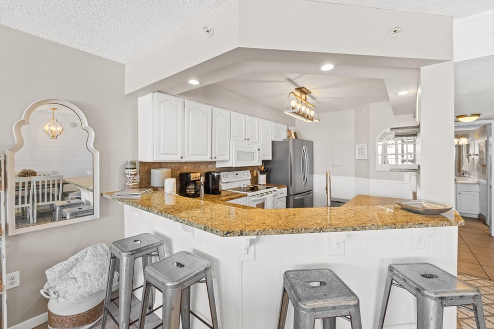 Kitchen with Breakfast Bar