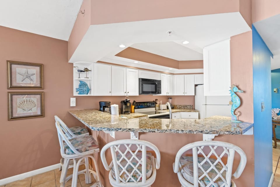 Kitchen with Breakfast Bar