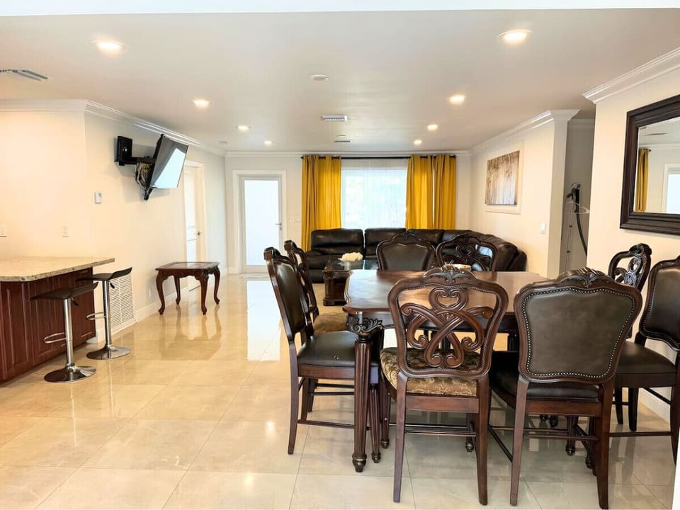 Dining room the entire team!