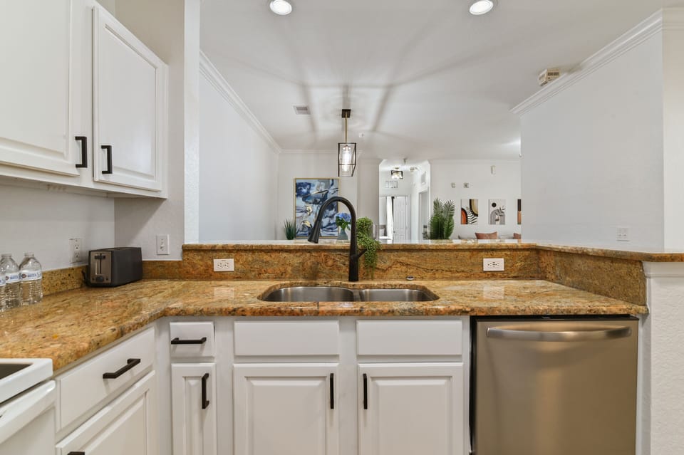 Fully equipped kitchen and dishwasher.