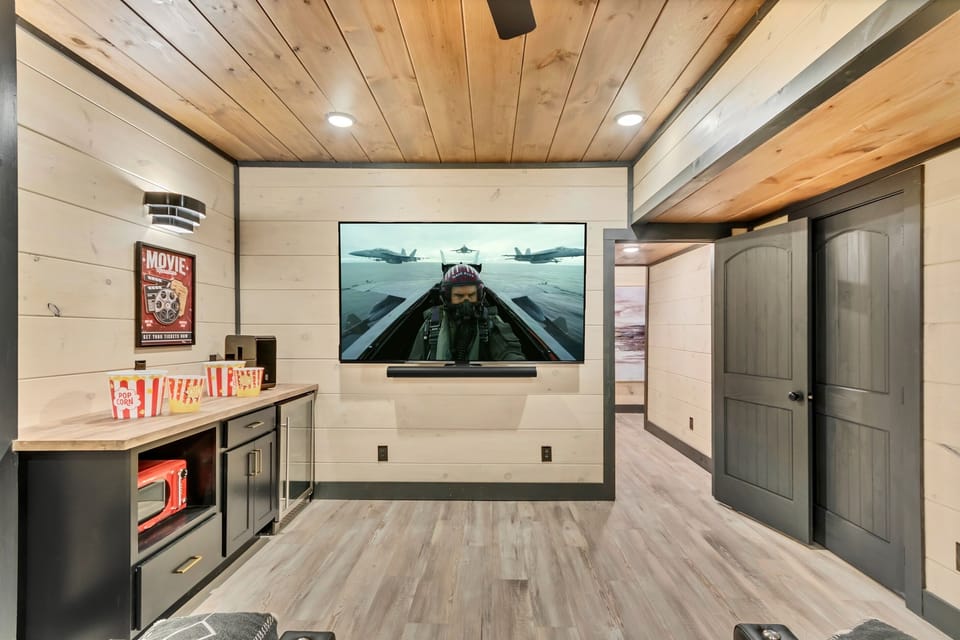86" SONY TV Sonos Surround Sound!