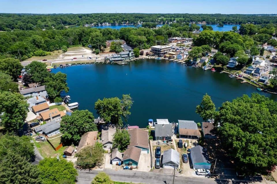 Aerial view of waterfront homes surrounding a scenic lake
