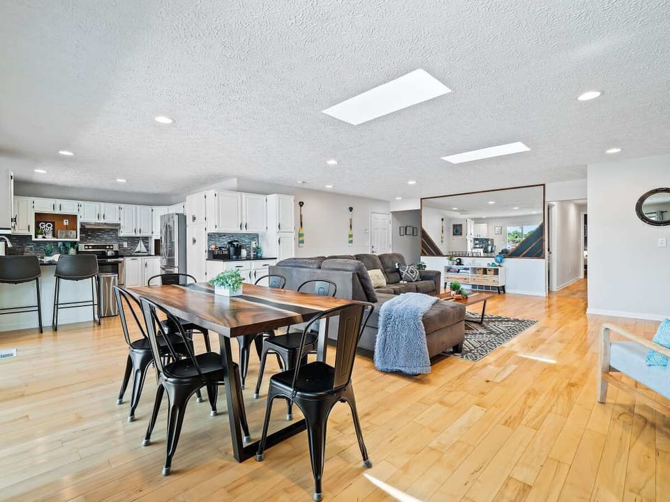 Open dining area w/ ample seating, perfect for shared meals & easy conversation