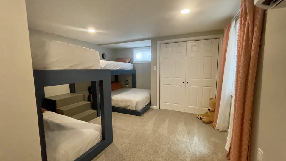 Bedroom 5 (1 Queen and 3 Twins) (3)