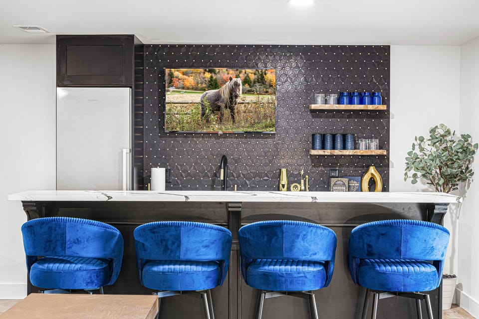 Mix up your favorite cocktails in the bar complete with an ice machine!