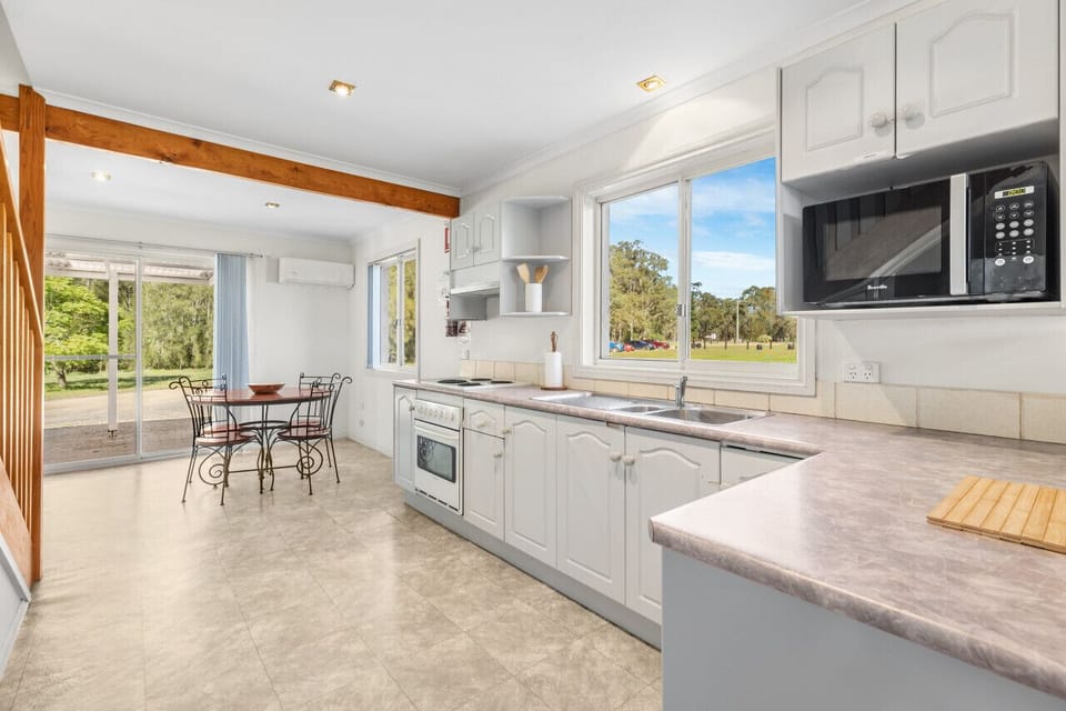 Fully equipped kitchen with additional dining table