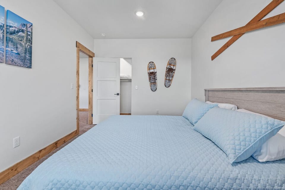 Bedroom 4 - King Bed