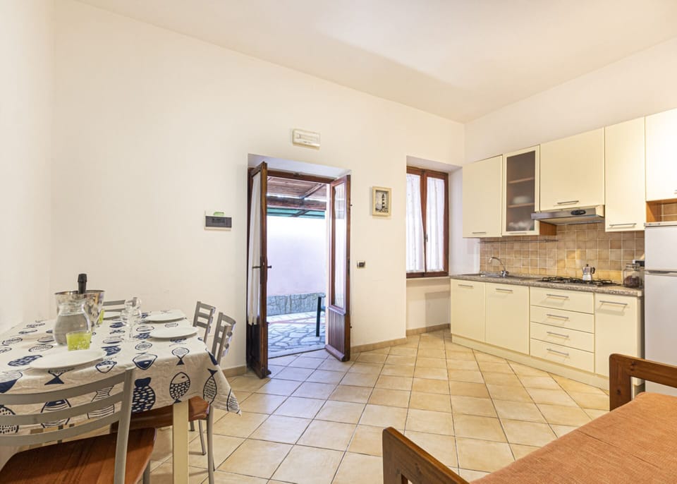 living room with table-Casa Bartolomea 11-Elba Island