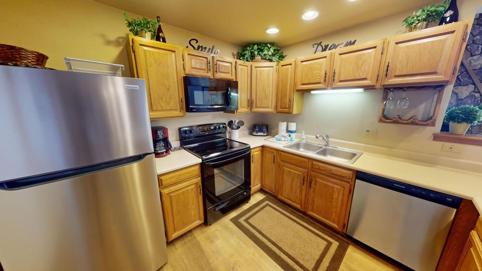 Fully Equipped Kitchen with Stainless Appliances - Fully Equipped Kitchen with Stainless Appliances