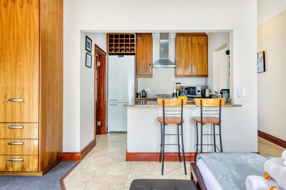 Backup-Powered Camps Bay Garden Apartment 11