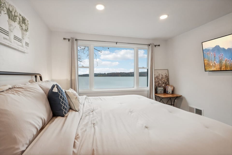 Bedroom 4: King bed with ROKU TV & Lakefront Views