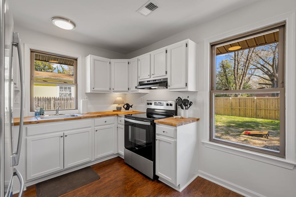 Electric Oven complete with pots/pans/cooking sheet/pizza pan