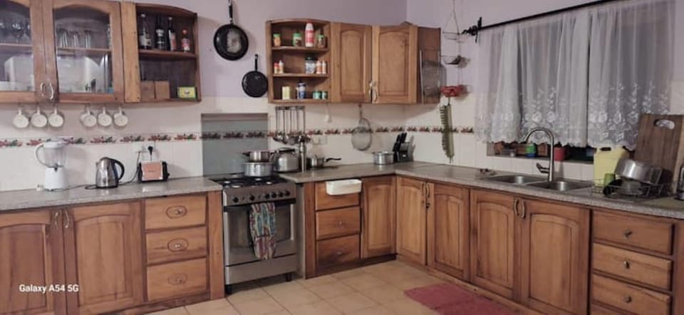 Full gas oven with grill & 4 rings