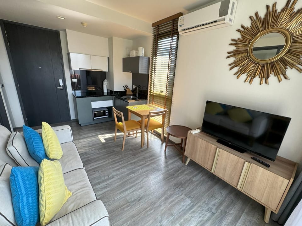 D229 Cozy apartment - walk to beach, pool & gym (11880)