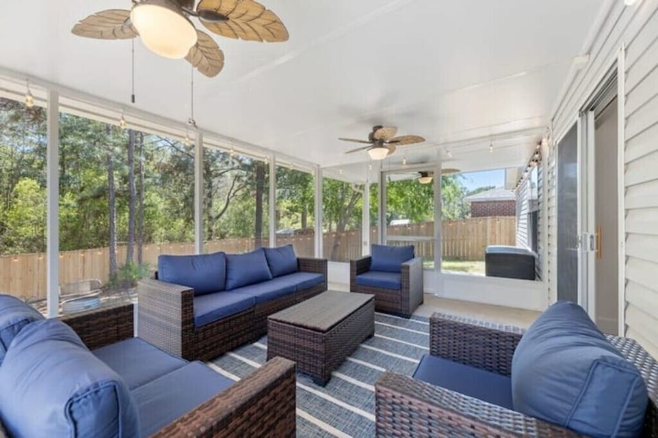 Screened sunroom perfect for your morning coffee or evening cocktail In Navarre
