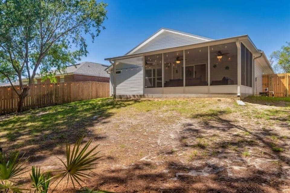 Navarre Beach: Private fenced yard, fire pit, grill, Snowbirds, Family Friendly